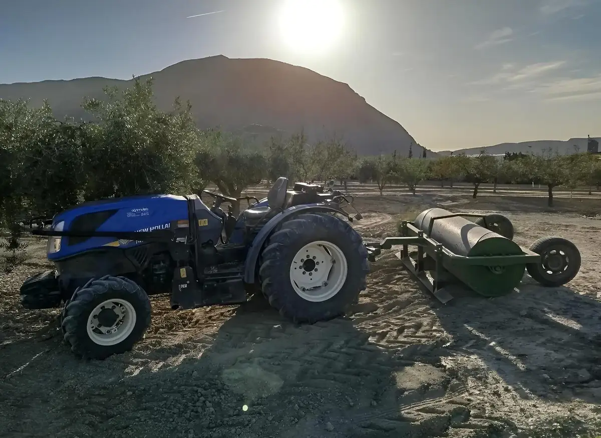 Tractor trabajando en una parcela de Alicante